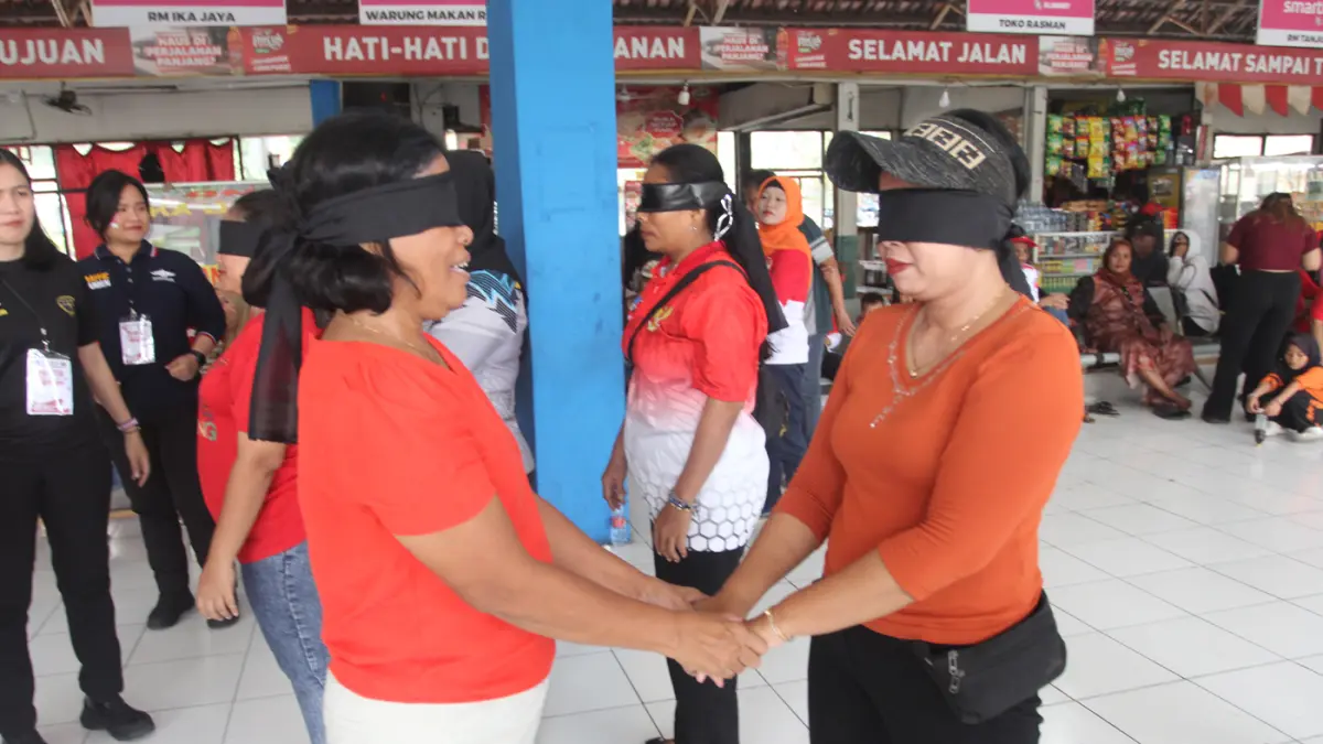 Sejumlah anggota Paguyuban Terminal Kampung Rambutan mengikuti perlombaan dalam rangka memperingati HUT ke-81 Republik Indonesia di Terminal Kampung Rambutan, Jakarta, Rabu (12/8/2026). (Dery Ridwansah/ JawaPos.com)