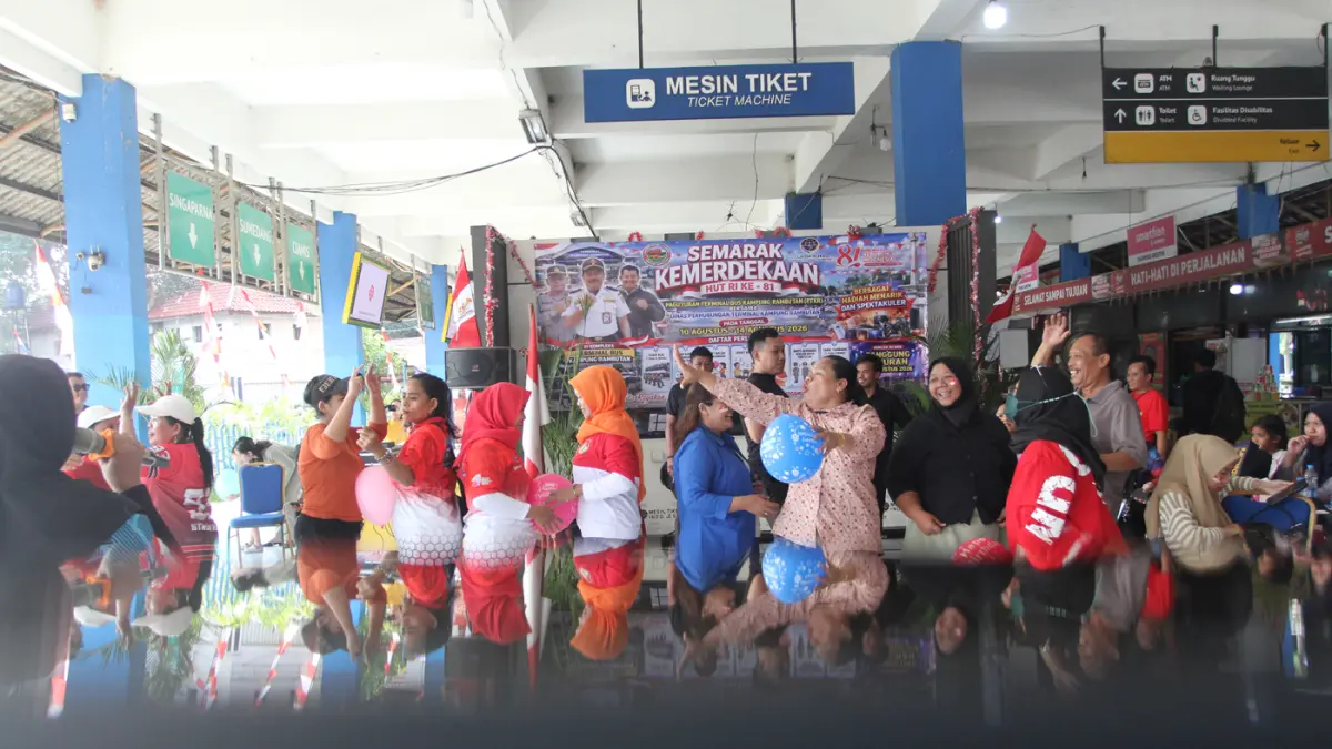 Sejumlah anggota Paguyuban Terminal Kampung Rambutan mengikuti perlombaan dalam rangka memperingati HUT ke-81 Republik Indonesia di Terminal Kampung Rambutan, Jakarta, Rabu (12/8/2026). (Dery Ridwansah/ JawaPos.com)