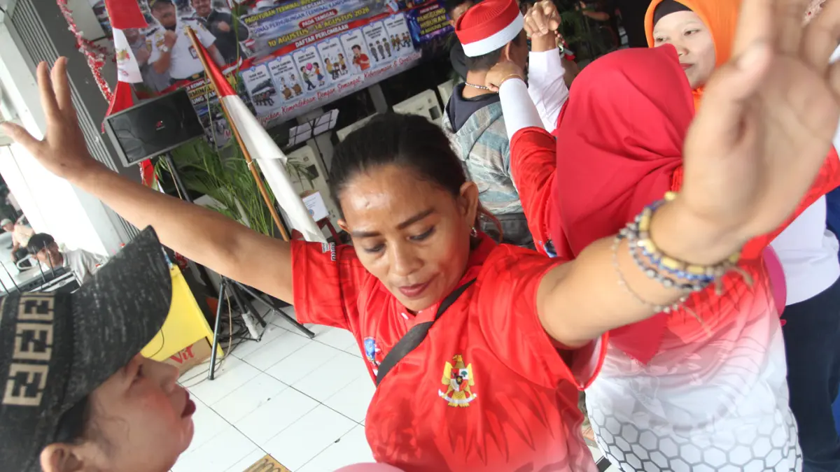 Sejumlah anggota Paguyuban Terminal Kampung Rambutan mengikuti perlombaan dalam rangka memperingati HUT ke-81 Republik Indonesia di Terminal Kampung Rambutan, Jakarta, Rabu (12/8/2026). (Dery Ridwansah/ JawaPos.com)