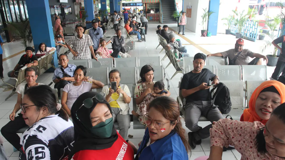Sejumlah anggota Paguyuban Terminal Kampung Rambutan mengikuti perlombaan dalam rangka memperingati HUT ke-81 Republik Indonesia di Terminal Kampung Rambutan, Jakarta, Rabu (12/8/2026). (Dery Ridwansah/ JawaPos.com)