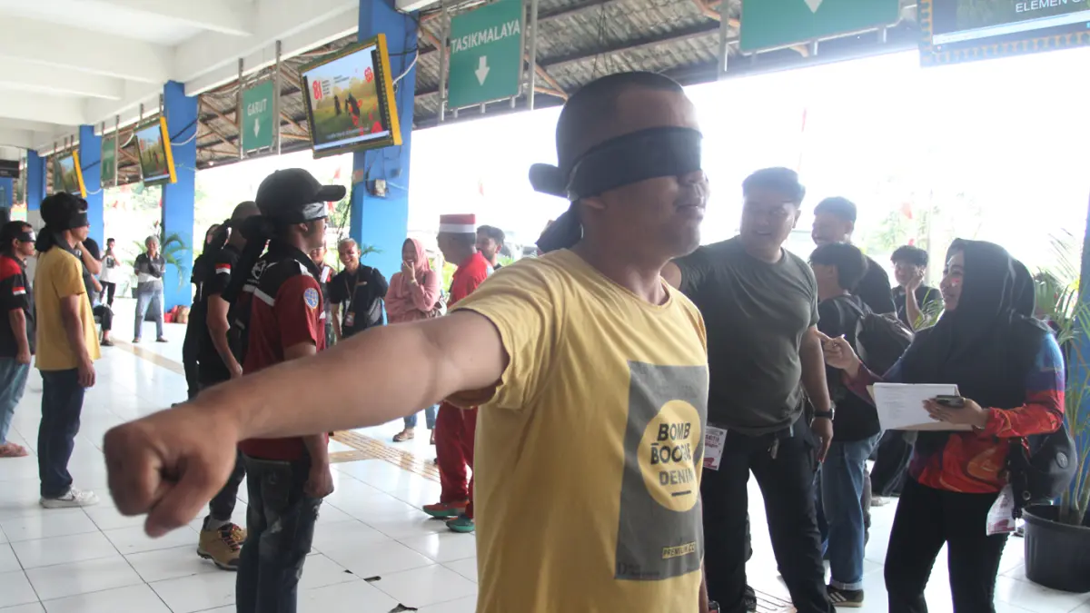 Sejumlah anggota Paguyuban Terminal Kampung Rambutan mengikuti perlombaan dalam rangka memperingati HUT ke-81 Republik Indonesia di Terminal Kampung Rambutan, Jakarta, Rabu (12/8/2026). (Dery Ridwansah/ JawaPos.com)