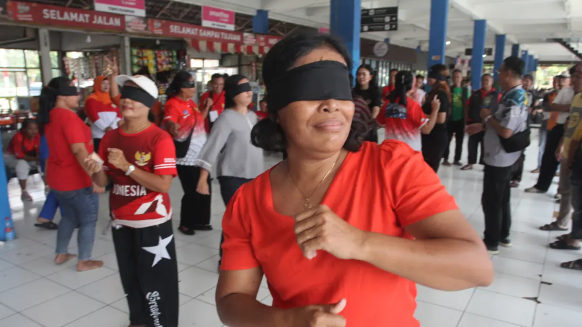 Sejumlah anggota Paguyuban Terminal Kampung Rambutan mengikuti perlombaan dalam rangka memperingati HUT ke-81 Republik Indonesia di Terminal Kampung Rambutan, Jakarta, Rabu (12/8/2026). (Dery Ridwansah/ JawaPos.com)
