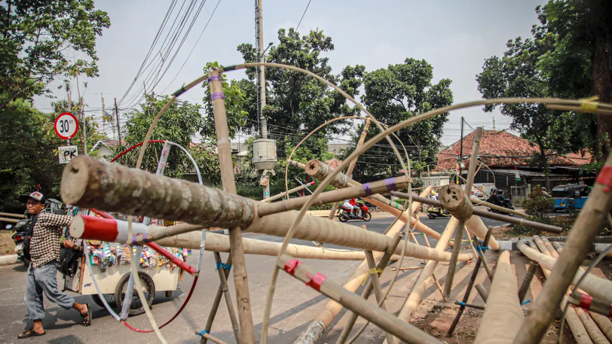 Sejumlah penjual pinang merangkai bagian atas pinang sebelum di jual di kawasan Manggarai, Jakarta, Rabu (12/08/2026). (Hanung Hambara/Jawa Pos)