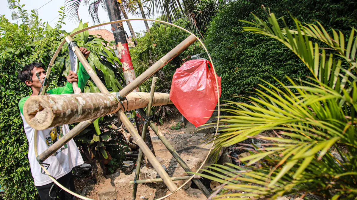 Sejumlah penjual pinang merangkai bagian atas pinang sebelum di jual di kawasan Manggarai, Jakarta, Rabu (12/08/2026). (Hanung Hambara/Jawa Pos)