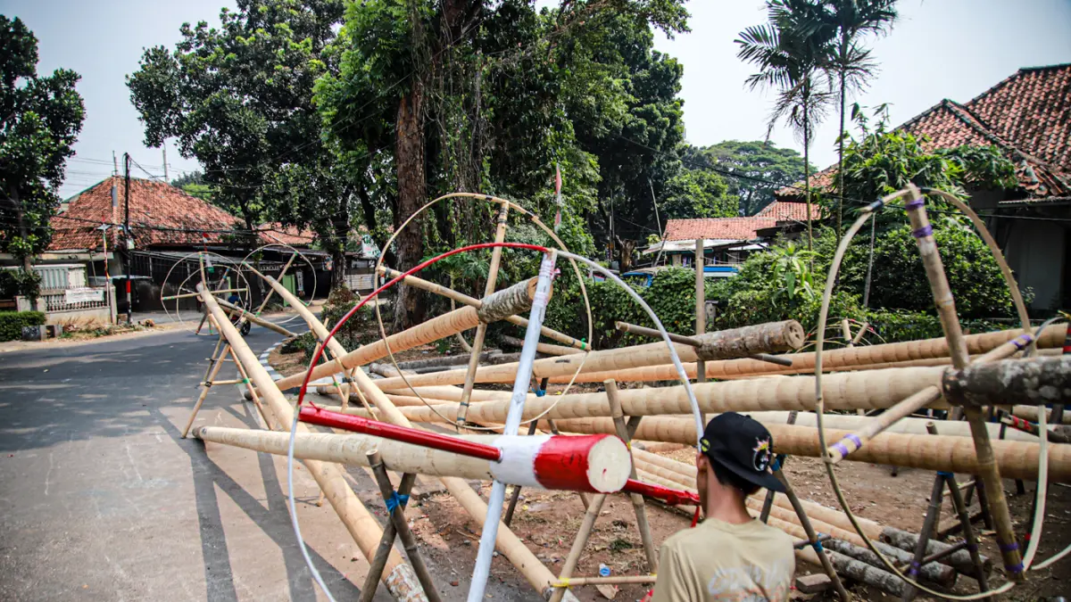 Sejumlah penjual pinang merangkai bagian atas pinang sebelum di jual di kawasan Manggarai, Jakarta, Rabu (12/08/2026). (Hanung Hambara/Jawa Pos)