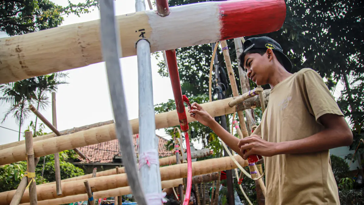 Sejumlah penjual pinang merangkai bagian atas pinang sebelum di jual di kawasan Manggarai, Jakarta, Rabu (12/08/2026). (Hanung Hambara/Jawa Pos)