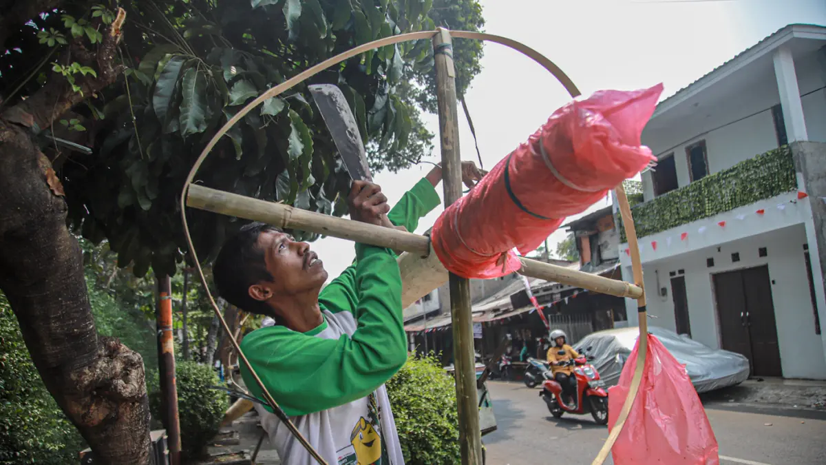 Sejumlah penjual pinang merangkai bagian atas pinang sebelum di jual di kawasan Manggarai, Jakarta, Rabu (12/08/2026). (Hanung Hambara/Jawa Pos)