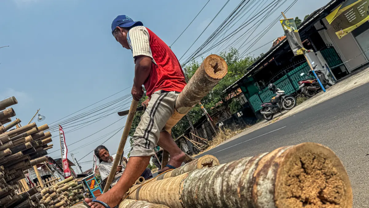 Sejumlah penjual pinang merangkai bagian atas pinang sebelum di jual di kawasan Manggarai, Jakarta, Rabu (12/08/2026). (Hanung Hambara/Jawa Pos)