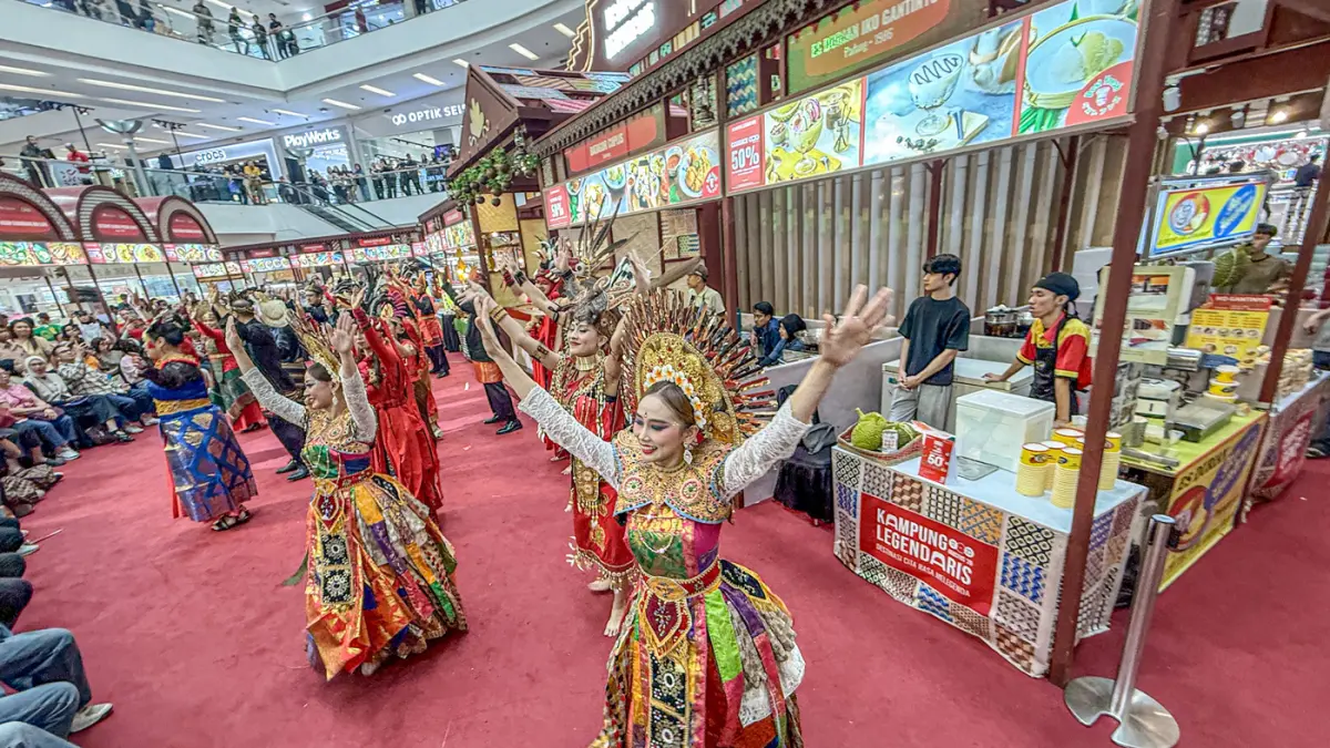Suasana pembukaan di Kampung Legendaris Mall Ciputra Jakarta, Rabu (12/08/2026). (Hanung Hambara/Jawa Pos)