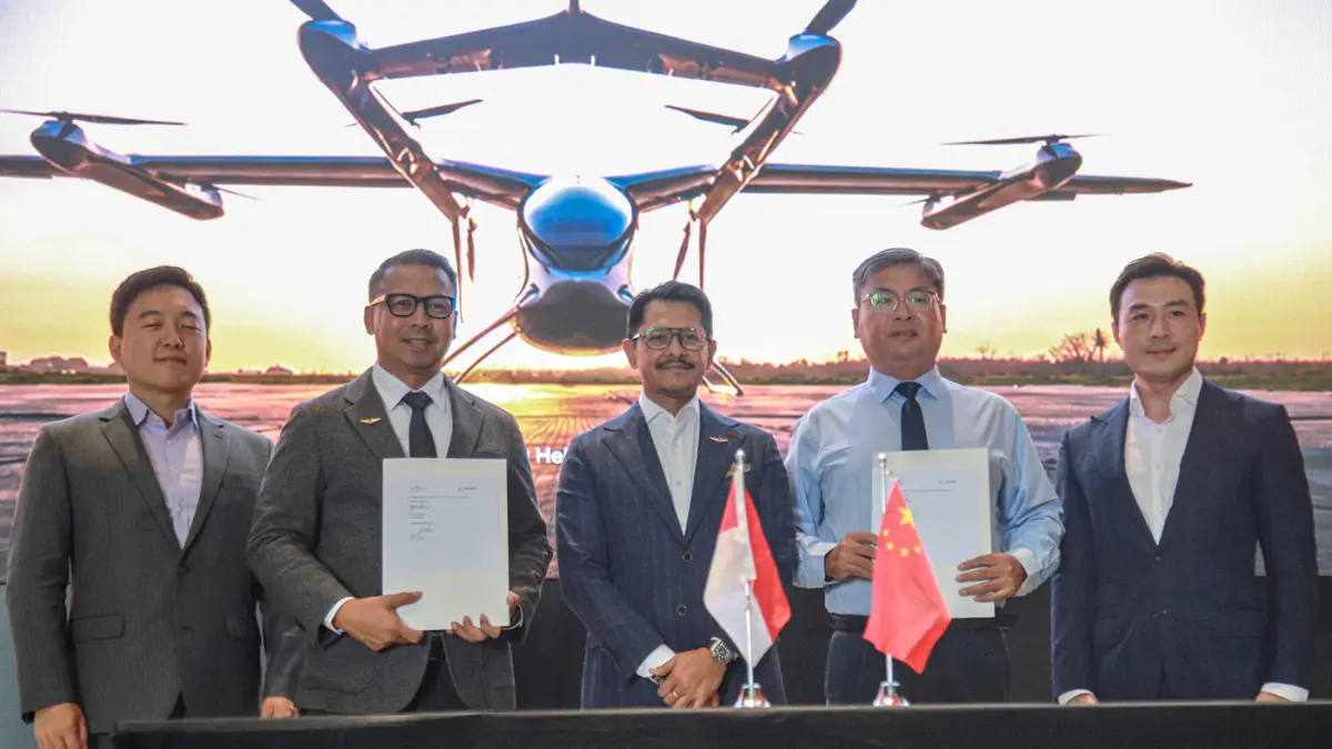 Dari kiri Vice President Autoflight Dingwen Lin, Chief Commercial Officer Whitesky Group, Ari Nurwanda, Founder Whitesky Group, Denon Prawiraatmadja, Senior Vice President AutoFlight Kellen Xie, President Director CBL Wu Zhihui berfoto usai LOI antara Whi