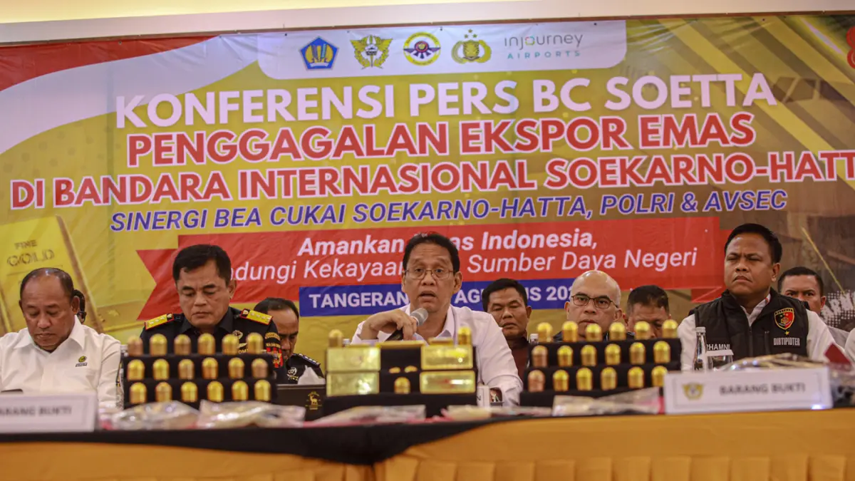 Menteri Keuangan Purbaya Yudi Sadewa (dua kanan) bersama Dirjen Bea dan Cukai Djaka Budi Utama menunjukan barang bukti saat rilis penegahan ekspor emas ilegal seberat 23,793 Kilogram dengan nilai Rp.63 Miliar Rupiah di Kantor Bea Cukai Bandara Soekarno-Ha