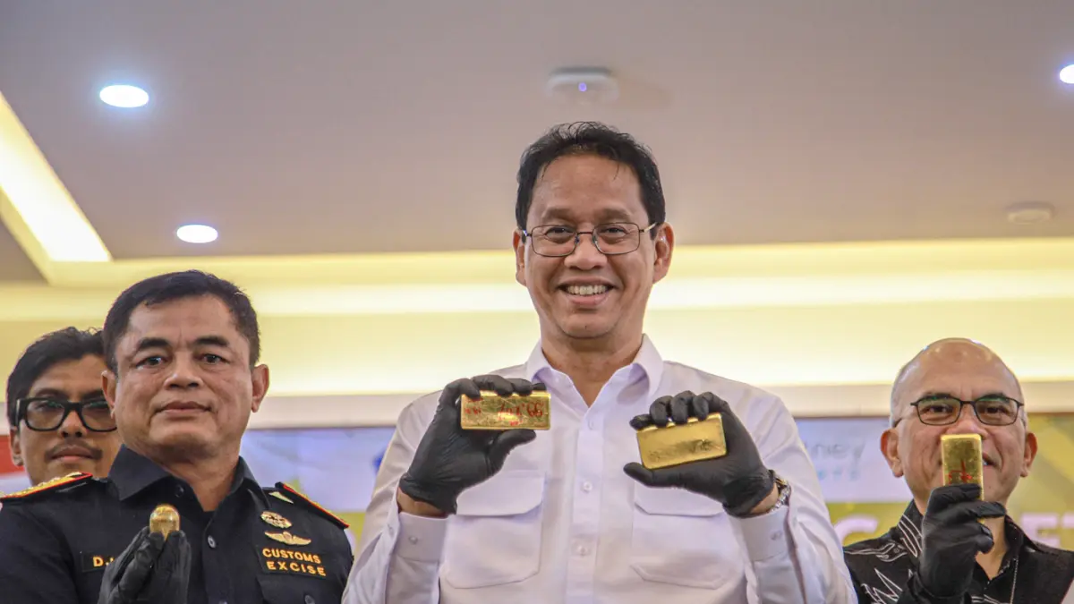 Menteri Keuangan Purbaya Yudi Sadewa (dua kanan) bersama Dirjen Bea dan Cukai Djaka Budi Utama menunjukan barang bukti saat rilis penegahan ekspor emas ilegal seberat 23,793 Kilogram dengan nilai Rp.63 Miliar Rupiah di Kantor Bea Cukai Bandara Soekarno-Ha