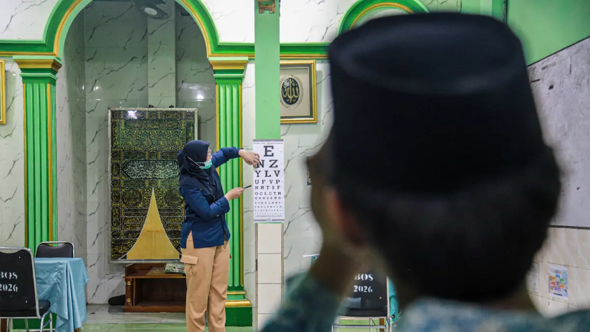 Sejumlah siswa menjalani pemeriksaan saat skrining TB dan CKG di Pondok Pesantren Terpadu Khairul Ummah, Kapuk Muara, Jakarta, Kamis (13/8/2026). Sejumlah siswa menjalani pemeriksaan saat skrining TB dan CKG di Pondok Pesantren Terpadu Khairul Ummah, Kapu