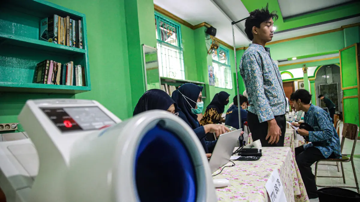 Sejumlah siswa menjalani pemeriksaan saat skrining TB dan CKG di Pondok Pesantren Terpadu Khairul Ummah, Kapuk Muara, Jakarta, Kamis (13/8/2026). Sejumlah siswa menjalani pemeriksaan saat skrining TB dan CKG di Pondok Pesantren Terpadu Khairul Ummah, Kapu