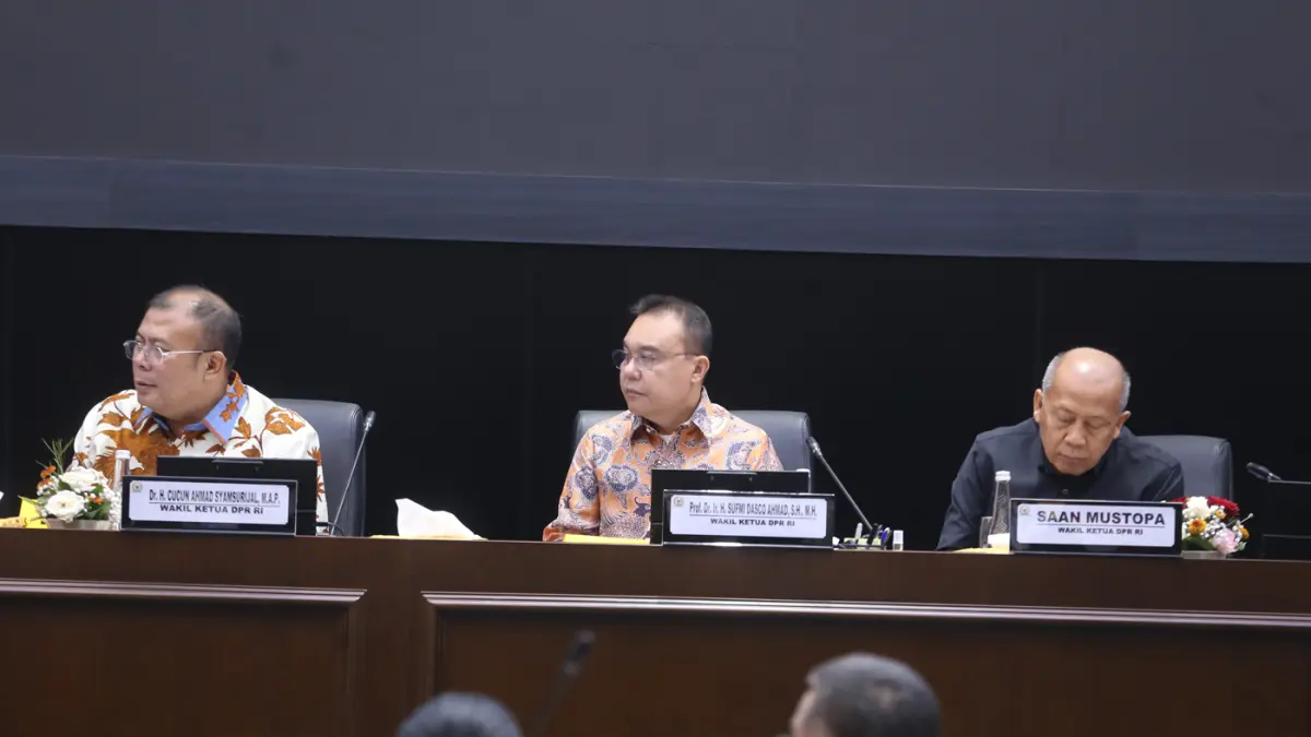 Wakil Ketua DPR RI Sufmi Dasco Ahmad menerima naskah usulan Konfederasi Rakyat Pekerja Indonesia (KRPI) saat audiensi dengan sejumlah konfederasi serikat buruh di Gedung Nusantara, Kompleks Parlemen, Senayan, Jakarta, Kamis (13/8/2026). (Dery Ridwansah/ J