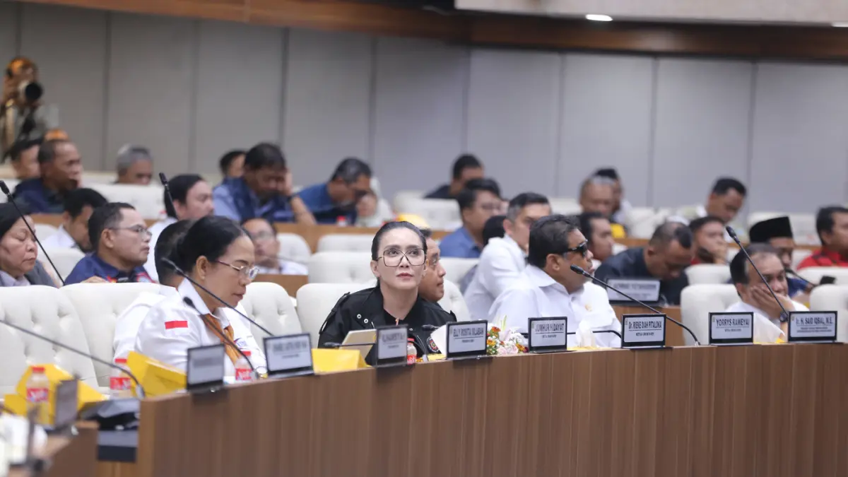 Wakil Ketua DPR RI Sufmi Dasco Ahmad menerima naskah usulan Konfederasi Rakyat Pekerja Indonesia (KRPI) saat audiensi dengan sejumlah konfederasi serikat buruh di Gedung Nusantara, Kompleks Parlemen, Senayan, Jakarta, Kamis (13/8/2026). (Dery Ridwansah/ J