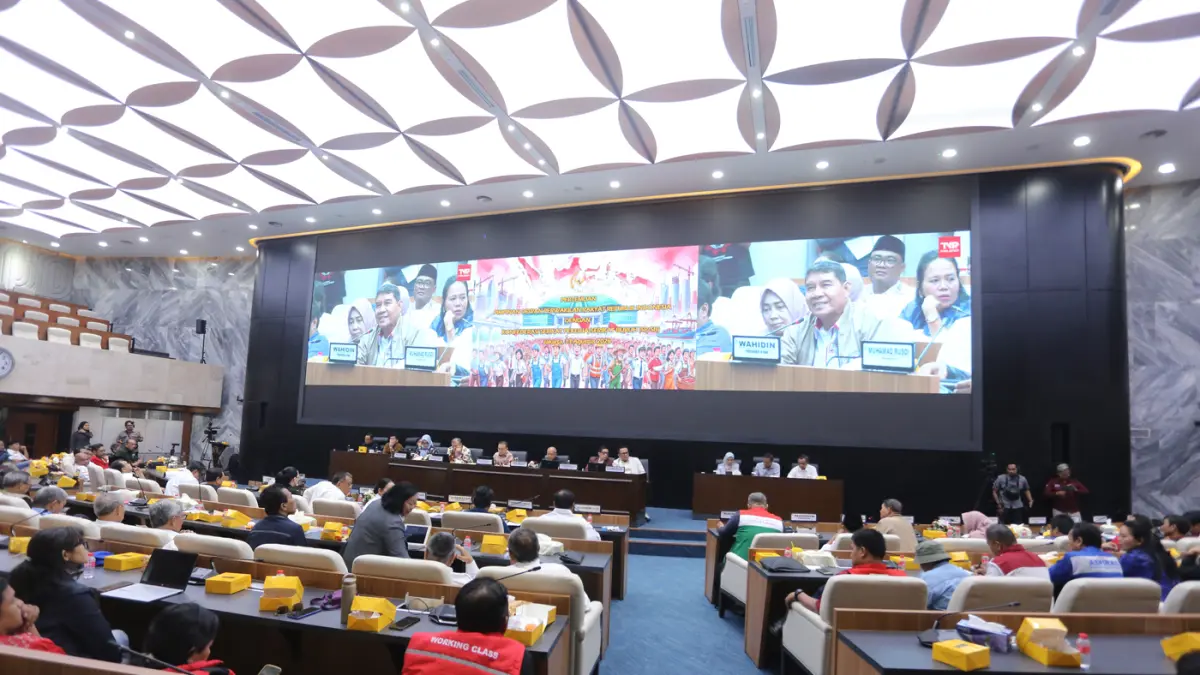 Wakil Ketua DPR RI Sufmi Dasco Ahmad menerima naskah usulan Konfederasi Rakyat Pekerja Indonesia (KRPI) saat audiensi dengan sejumlah konfederasi serikat buruh di Gedung Nusantara, Kompleks Parlemen, Senayan, Jakarta, Kamis (13/8/2026). (Dery Ridwansah/ J