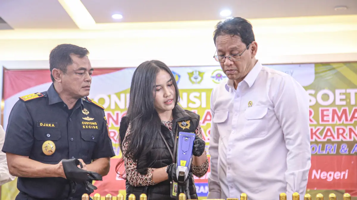 Menteri Keuangan Purbaya Yudi Sadewa (dua kanan) bersama Dirjen Bea dan Cukai Djaka Budi Utama menunjukan barang bukti saat rilis penegahan ekspor emas ilegal seberat 23,793 Kilogram dengan nilai Rp.63 Miliar Rupiah di Kantor Bea Cukai Bandara Soekarno-Ha