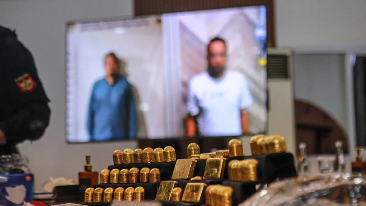 Barang bukti dan foto tersangka dihadirkan dalam rilis penegahan ekspor emas ilegal seberat 23,793 Kilogram dengan nilai Rp.63 Miliar Rupiah di Kantor Bea Cukai Bandara Soekarno-Hatta, Tangerang, Kamis (13/08/2026). (Hanung Hambara/Jawa Pos)