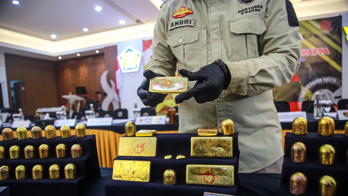 Barang bukti dan foto tersangka dihadirkan dalam rilis penegahan ekspor emas ilegal seberat 23,793 Kilogram dengan nilai Rp.63 Miliar Rupiah di Kantor Bea Cukai Bandara Soekarno-Hatta, Tangerang, Kamis (13/08/2026). (Hanung Hambara/Jawa Pos)