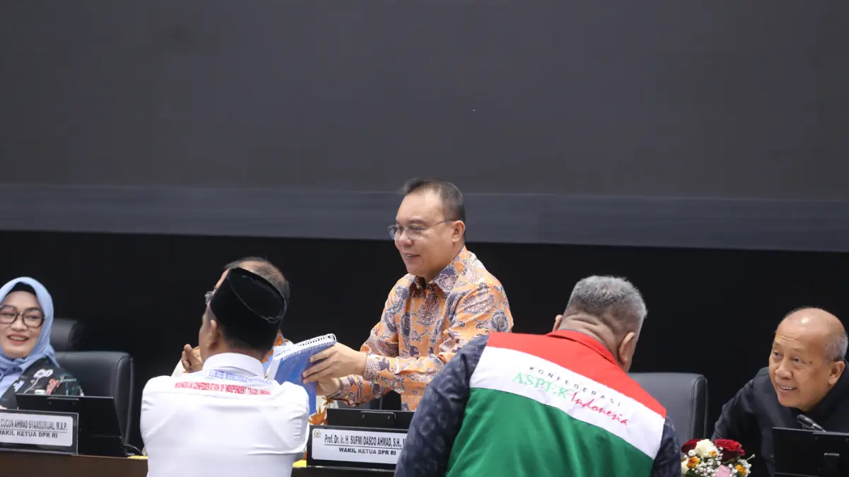 Wakil Ketua DPR RI Sufmi Dasco Ahmad menerima naskah usulan Konfederasi Rakyat Pekerja Indonesia (KRPI) saat audiensi dengan sejumlah konfederasi serikat buruh di Gedung Nusantara, Kompleks Parlemen, Senayan, Jakarta, Kamis (13/8/2026). (Dery Ridwansah/ J