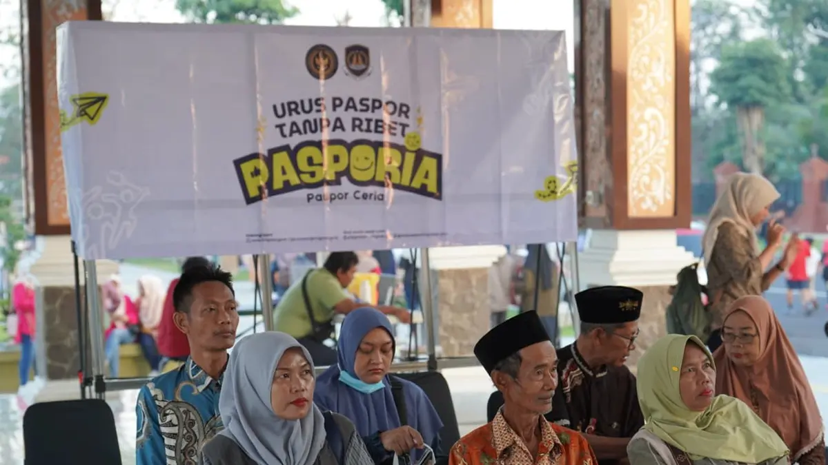 Menjelang peringatan Hari Ulang Tahun (HUT) ke-81 Kemerdekaan Republik Indonesia, Kantor Imigrasi Kelas I Khusus TPI Surabaya menghadirkan berbagai layanan paspor di sejumlah titik pelayanan kepada masyarakat. (Istimewa) - Image