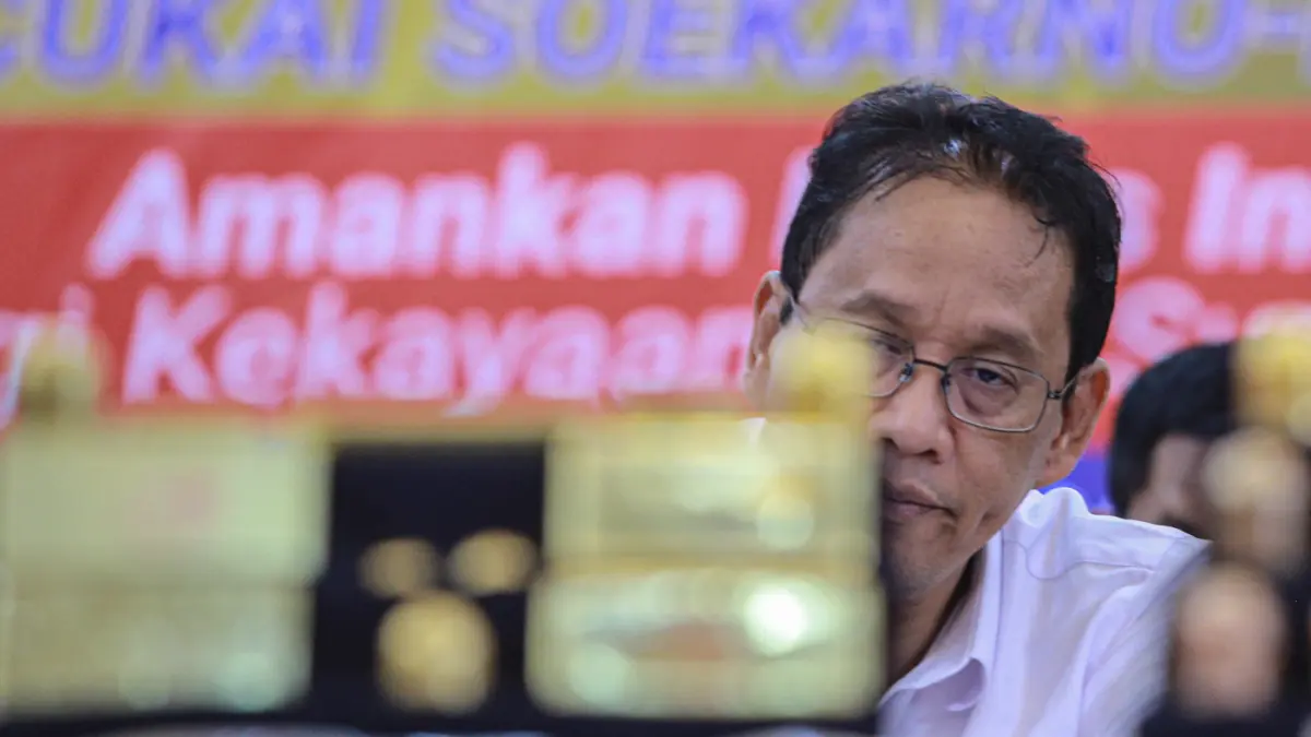 Menteri Keuangan Purbaya Yudi Sadewa melihat barang bukti saat rilis penegahan ekspor emas ilegal seberat 23,793 Kilogram dengan nilai Rp.63 Miliar Rupiah di Kantor Bea Cukai Bandara Soekarno-Hatta, Tangerang, Kamis (13/08/2026). (Hanung Hambara/Jawa Pos)