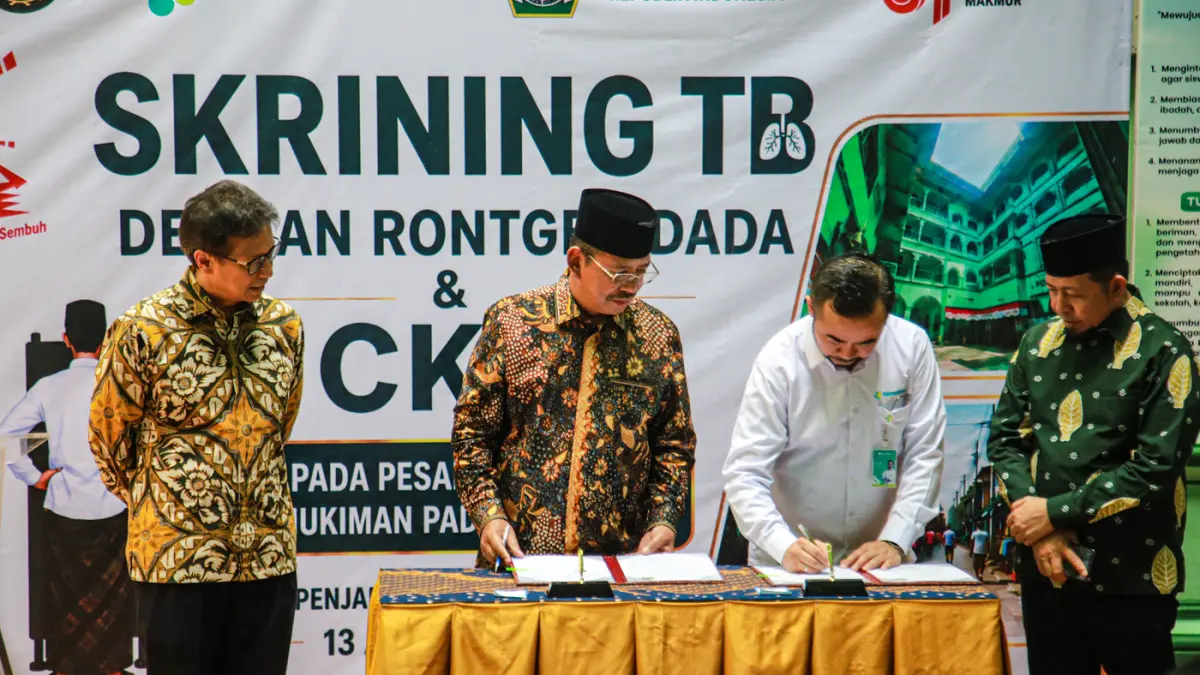 Menteri Ksehatan Gunadi Sadikin (kiri) melihat penandatanganan pelaksanaan Skrining TB dan Cek Kesehatan Gratis (CKG) bagi siswa dan siswi di Pondok Pesantren Terpadu Khairul Ummah, Kapuk Muara, Jakarta, Kamis (13/8/2026). (Hanung Hambara/Jawa Pos)