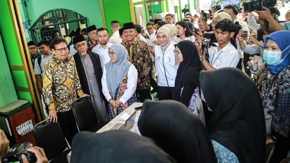 Menteri Ksehatan Gunadi Sadikin (kiri) memantau pelaksanaan Skrining TB dan Cek Kesehatan Gratis (CKG) bagi siswa dan siswi di Pondok Pesantren Terpadu Khairul Ummah, Kapuk Muara, Jakarta, Kamis (13/8/2026). (Hanung Hambara/Jawa Pos)