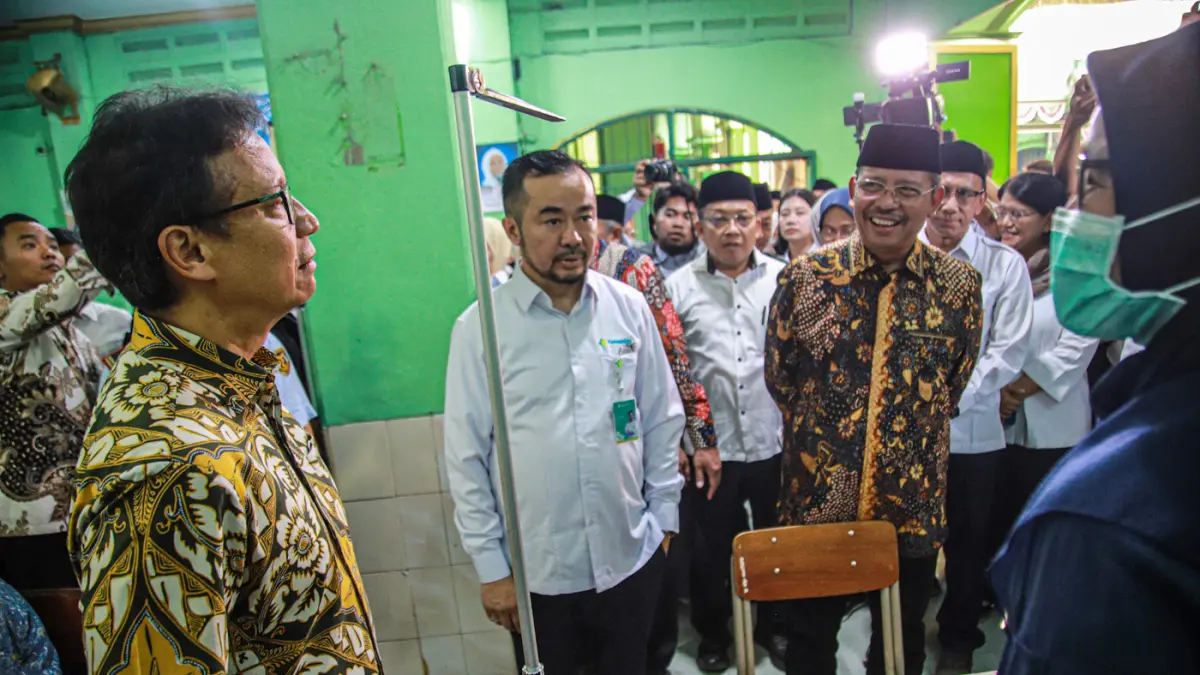 Menteri Ksehatan Gunadi Sadikin (kiri) memantau pelaksanaan Skrining TB dan Cek Kesehatan Gratis (CKG) bagi siswa dan siswi di Pondok Pesantren Terpadu Khairul Ummah, Kapuk Muara, Jakarta, Kamis (13/8/2026). (Hanung Hambara/Jawa Pos)