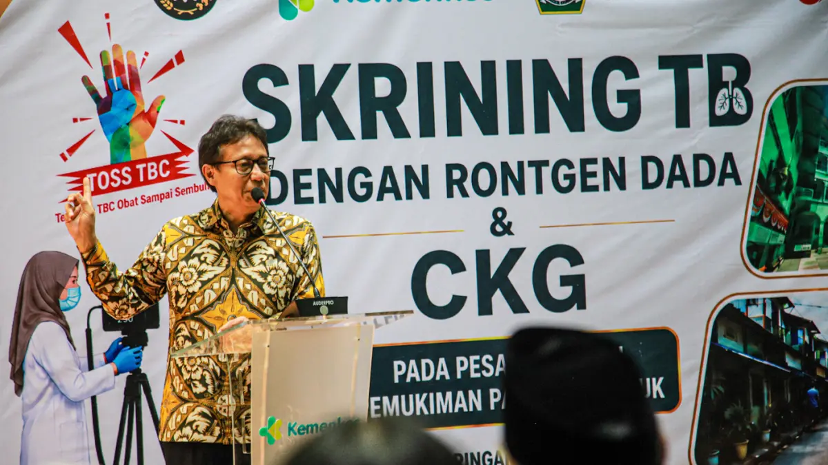 Menteri Ksehatan Gunadi Sadikin menyampaikan sambutan saat pelaksanaan Skrining TB dan Cek Kesehatan Gratis (CKG) bagi siswa dan siswi di Pondok Pesantren Terpadu Khairul Ummah, Kapuk Muara, Jakarta, Kamis (13/8/2026). (Hanung Hambara/Jawa Pos)