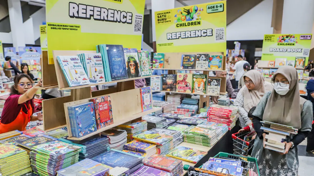 Pengunjung memilih buku dalam bazar buku internasional terbesar di Indonesia, Big Bad Wolf Book (BBW) di Tunjungan Plaza Surabaya, Rabu (12/8/2026). (Riana Setiawan/ Jawa Pos)