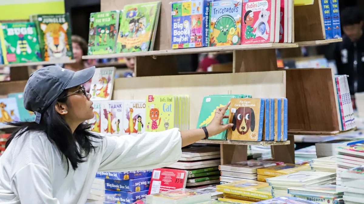 Pengunjung memilih buku dalam bazar buku internasional terbesar di Indonesia, Big Bad Wolf Book (BBW) di Tunjungan Plaza Surabaya, Rabu (12/8/2026). (Riana Setiawan/ Jawa Pos)