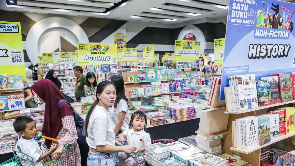 Pengunjung memilih buku dalam bazar buku internasional terbesar di Indonesia, Big Bad Wolf Book (BBW) di Tunjungan Plaza Surabaya, Rabu (12/8/2026). (Riana Setiawan/ Jawa Pos)