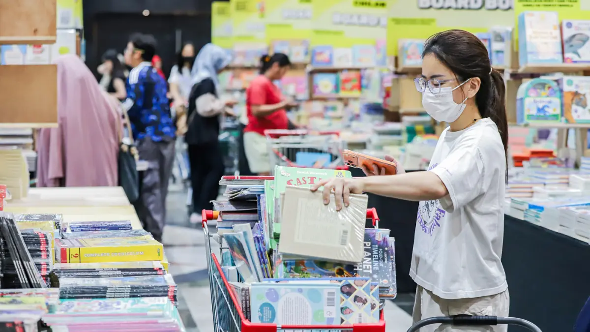 Pengunjung memilih buku dalam bazar buku internasional terbesar di Indonesia, Big Bad Wolf Book (BBW) di Tunjungan Plaza Surabaya, Rabu (12/8/2026). (Riana Setiawan/ Jawa Pos)