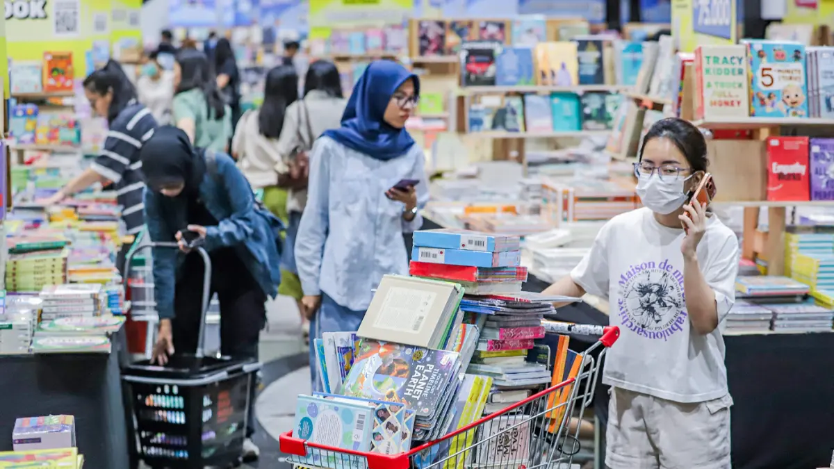 Pengunjung memilih buku dalam bazar buku internasional terbesar di Indonesia, Big Bad Wolf Book (BBW) di Tunjungan Plaza Surabaya, Rabu (12/8/2026). (Riana Setiawan/ Jawa Pos)