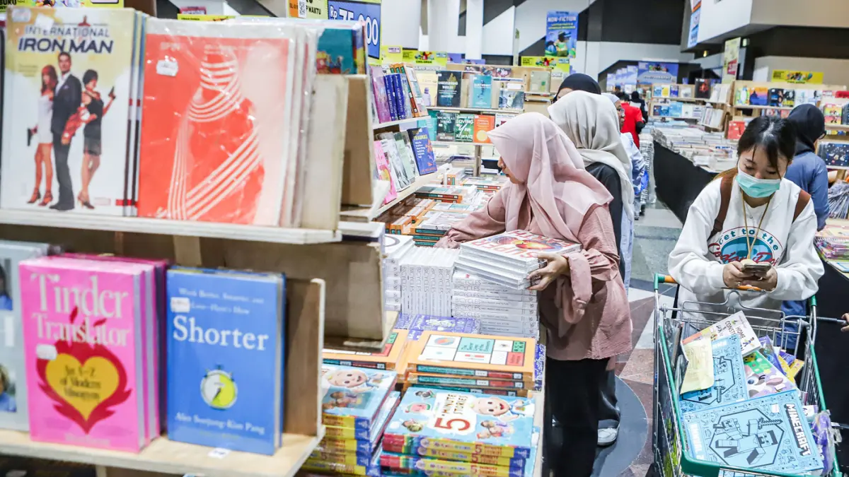 Pengunjung memilih buku dalam bazar buku internasional terbesar di Indonesia, Big Bad Wolf Book (BBW) di Tunjungan Plaza Surabaya, Rabu (12/8/2026). (Riana Setiawan/ Jawa Pos)