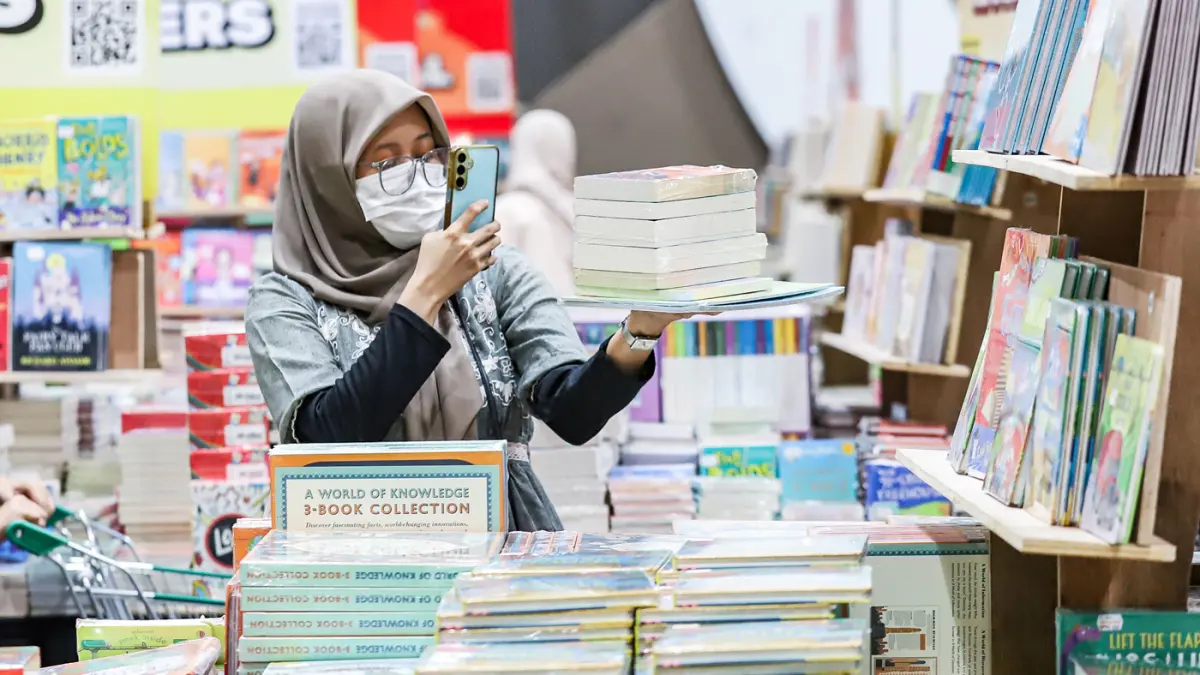 Pengunjung memilih buku dalam bazar buku internasional terbesar di Indonesia, Big Bad Wolf Book (BBW) di Tunjungan Plaza Surabaya, Rabu (12/8/2026). (Riana Setiawan/ Jawa Pos)