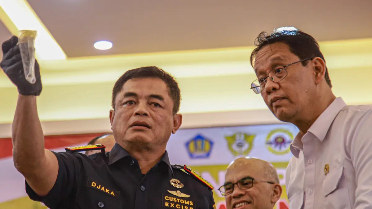 Menteri Keuangan Purbaya Yudi Sadewa (kanan) bersama Dirjen Bea dan Cukai Djaka Budi Utama memimpin rilis penegahan ekspor emas ilegal seberat 23,793 Kilogram dengan nilai Rp.63 Miliar Rupiah di Kantor Bea Cukai Bandara Soekarno-Hatta, Tangerang, Kamis (1