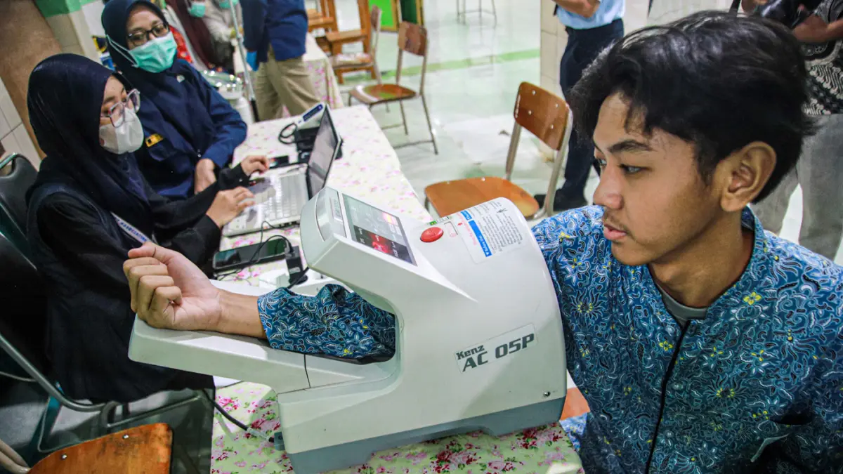Sejumlah siswa menjalani pemeriksaan saat skrining TB dan CKG di Pondok Pesantren Terpadu Khairul Ummah, Kapuk Muara, Jakarta, Kamis (13/8/2026). Sejumlah siswa menjalani pemeriksaan saat skrining TB dan CKG di Pondok Pesantren Terpadu Khairul Ummah, Kapu