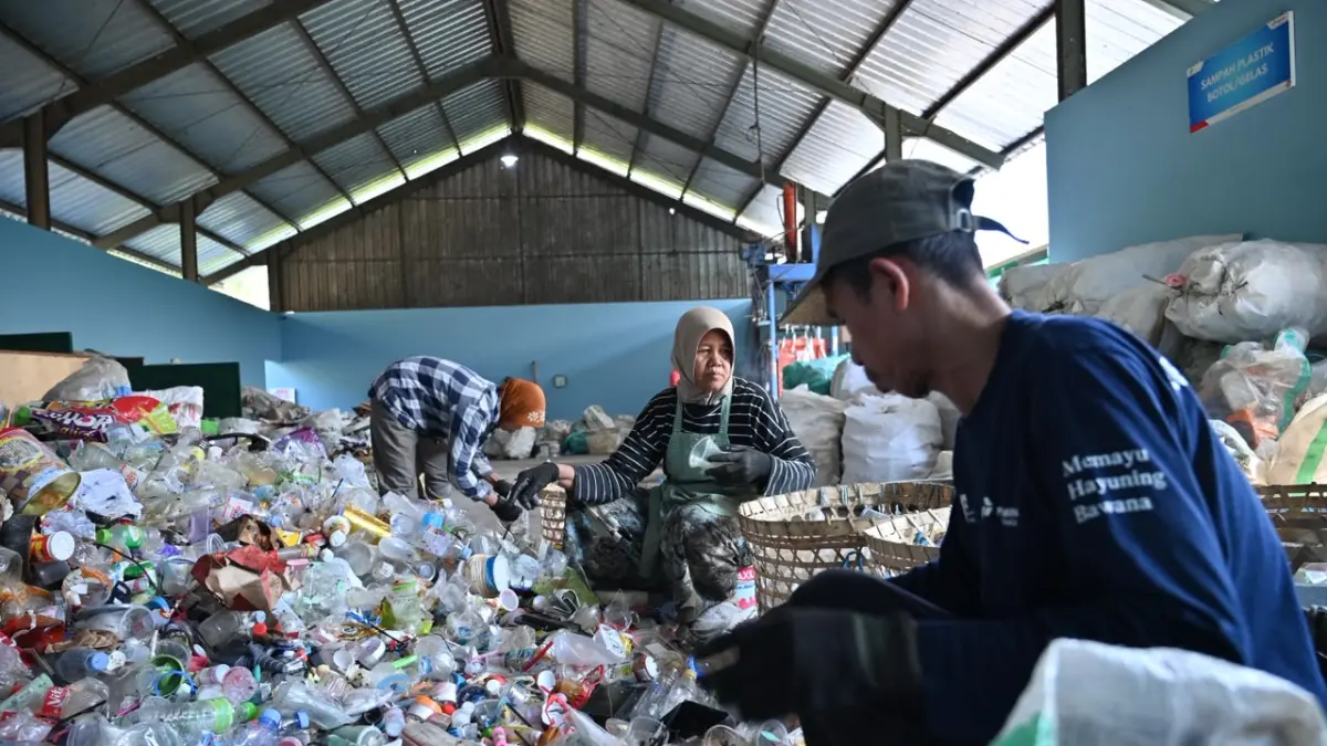 Sampah tidak sekadar dikumpulkan, tetapi dipilah dan dimanfaatkan kembali menjadi kompos, pakan ternak, material daur ulang, hingga berbagai produk bernilai ekonomi. (IST) - Image