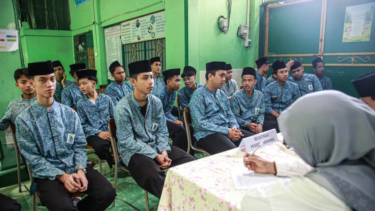 Sejumlah siswa menjalani pemeriksaan saat skrining TB dan CKG di Pondok Pesantren Terpadu Khairul Ummah, Kapuk Muara, Jakarta, Kamis (13/8/2026). (Hanung Hambara/Jawa Pos)