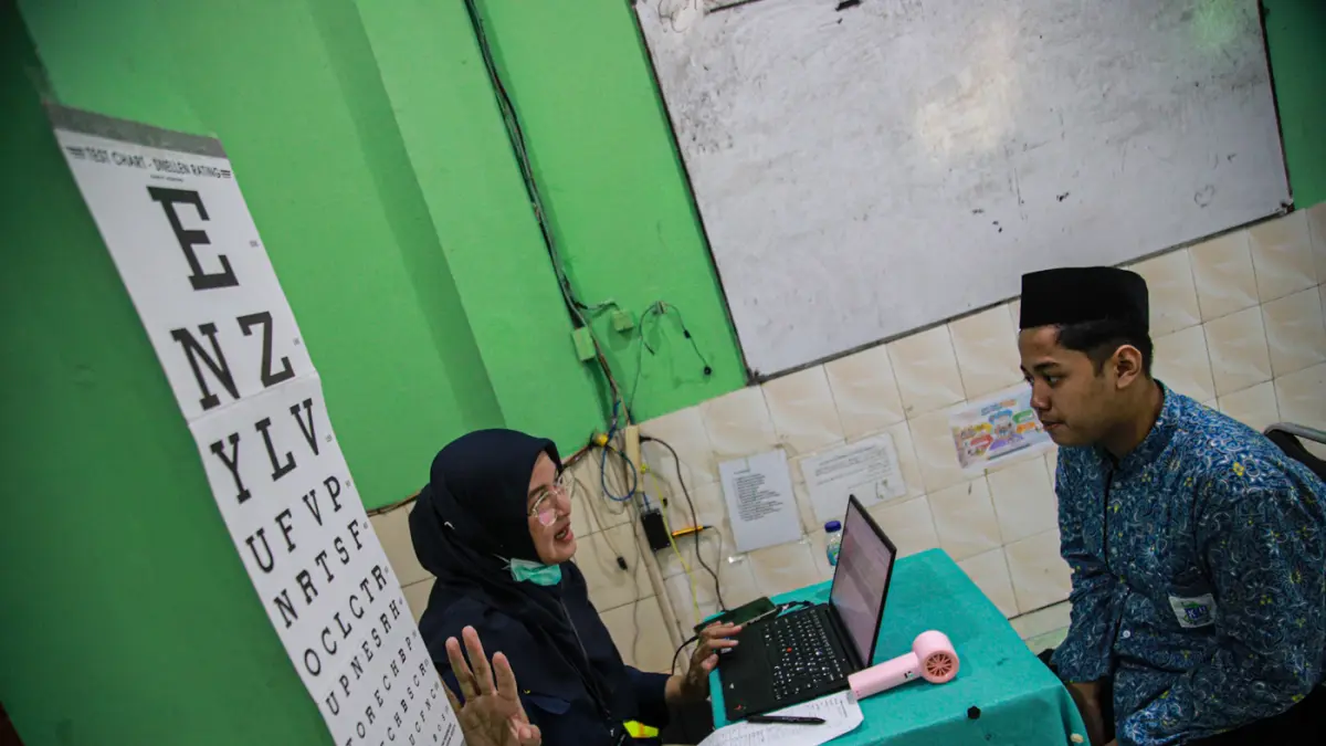 Sejumlah siswa menjalani pemeriksaan saat skrining TB dan CKG di Pondok Pesantren Terpadu Khairul Ummah, Kapuk Muara, Jakarta, Kamis (13/8/2026). (Hanung Hambara/Jawa Pos)