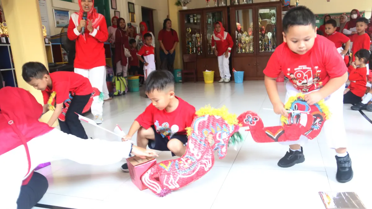 Siswa mengikuti lomba memasukan bendera ke kotak di TKN Tegal, Menteng, Jakarta, Kamis(13/8/2026). (Dery Ridwansah/ JawaPos.com)