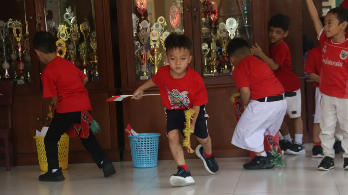 Siswa mengikuti lomba memasukan bendera ke kotak di TKN Tegal, Menteng, Jakarta, Kamis(13/8/2026). (Dery Ridwansah/ JawaPos.com)