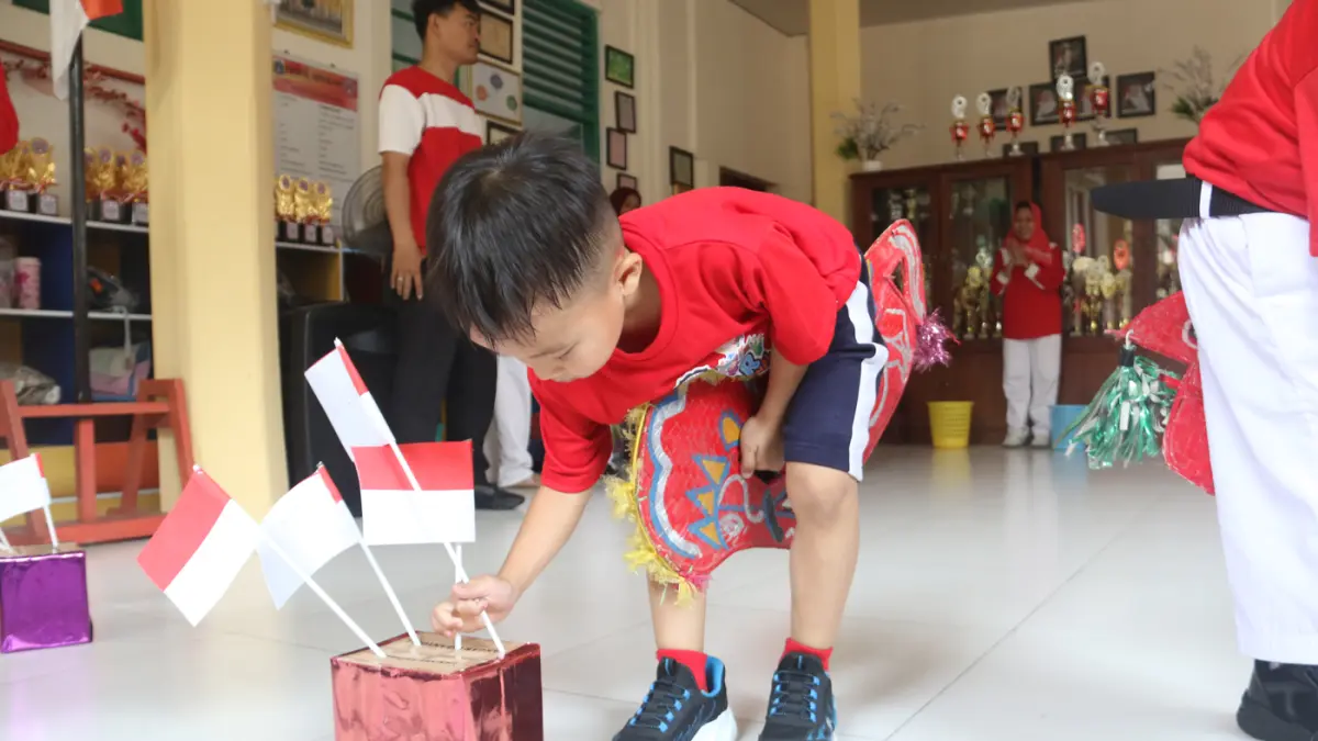 Siswa mengikuti lomba memasukan bendera ke kotak di TKN Tegal, Menteng, Jakarta, Kamis(13/8/2026). (Dery Ridwansah/ JawaPos.com)