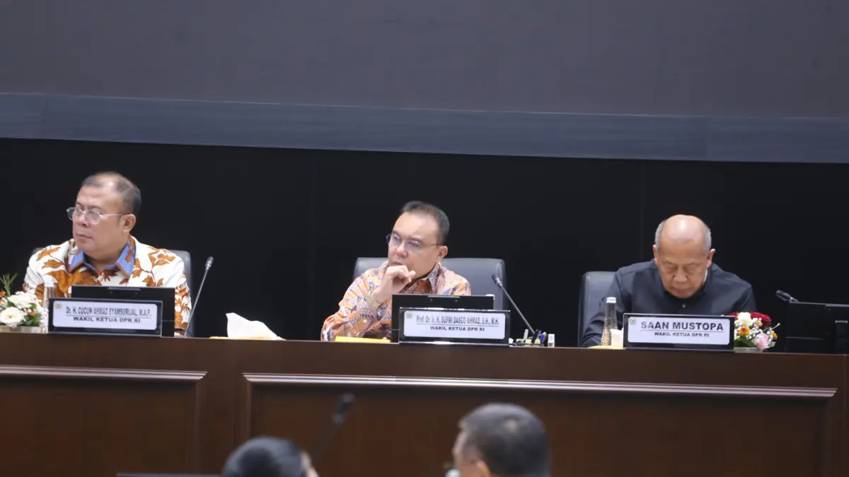 Wakil Ketua DPR RI Sufmi Dasco Ahmad menerima naskah usulan Konfederasi Rakyat Pekerja Indonesia (KRPI) saat audiensi dengan sejumlah konfederasi serikat buruh di Gedung Nusantara, Kompleks Parlemen, Senayan, Jakarta, Kamis (13/8/2026). (Dery Ridwansah/ J