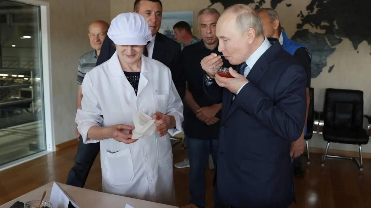 Presiden Rusia Vladimir Putin mengunjungi pabrik pengolahan ikan Yasny di Pulau Iturup, salah satu dari empat pulau dalam rantai kepulauan yang disengketakan dan dikenal sebagai Kepulauan Kuril di Rusia serta Wilayah Utara di Jepang, pada Kamis. (Foto pool/Via AFP-JIJI) - Image