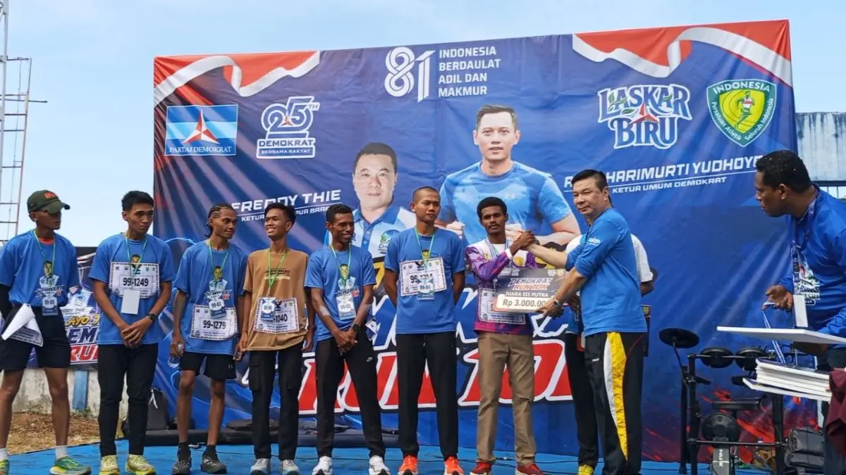 Ribuan masyarakat Kabupaten Manokwari mengikuti RUN 10 kilo Partai Demokrat di GOR Sanggeng Manokwari, Sabtu (15/8). (Istimewa) - Image