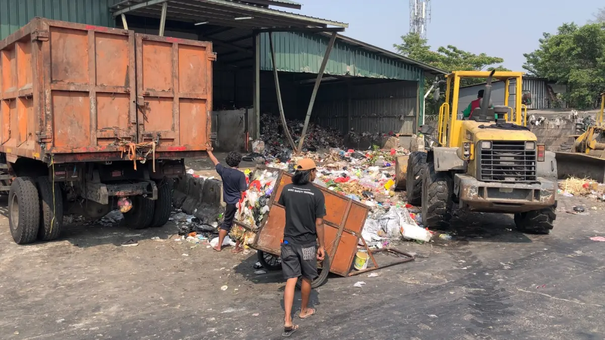 Tukang sampah di wilayah Koja, Jakarta Utara (Jakut), mengumpulkan dan membuang sampah di TPS Rawa Badak Utara. Mereka berharap bisa terus bekerja dan mendapat penghasilan halal. (Sahrul Yunizar/JawaPos.com)